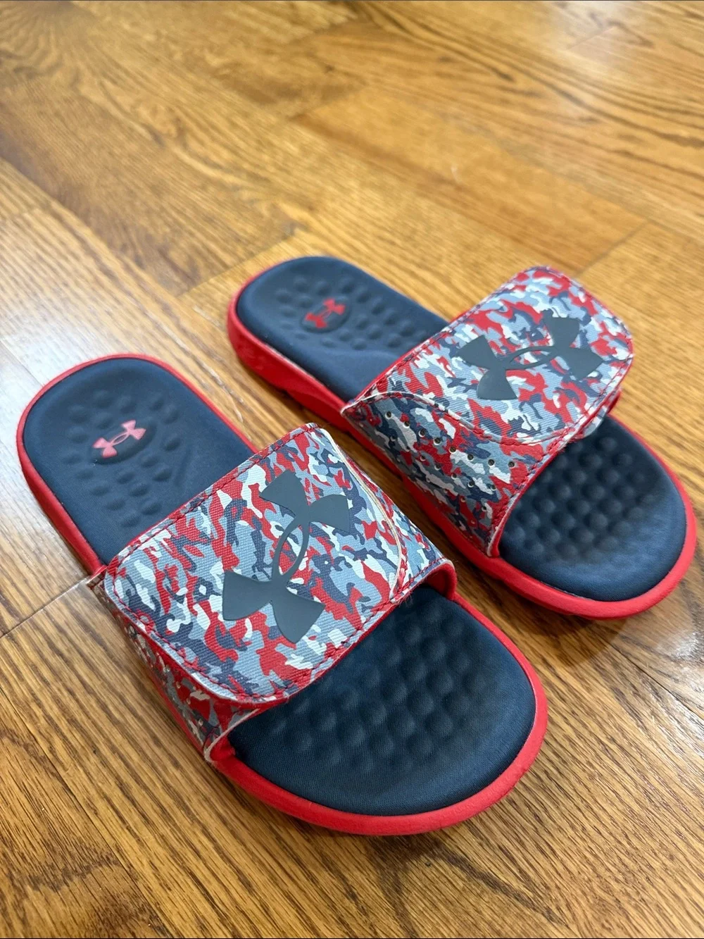 Boy’s Under Armour Flip Flops. Size 3Y. Excellent Condition.